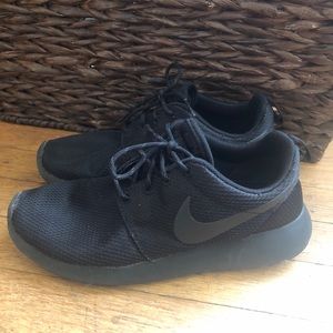 Triple Black Roche 1s size 7